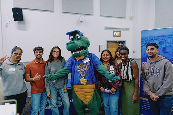 Alli the Gator meets with incoming students at convocation