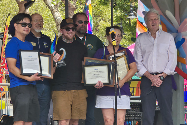 Professor Jonathan Lee receiving a certificate of appreciation