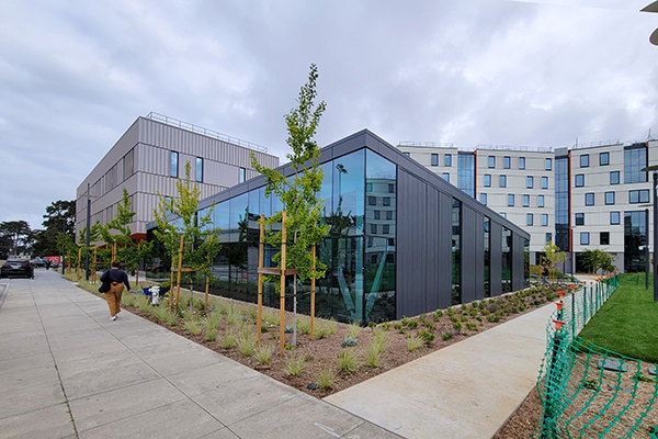 Exterior view of Yerba Buena Dining Hall, West Grove Commons, and the Gator Student Health Center.